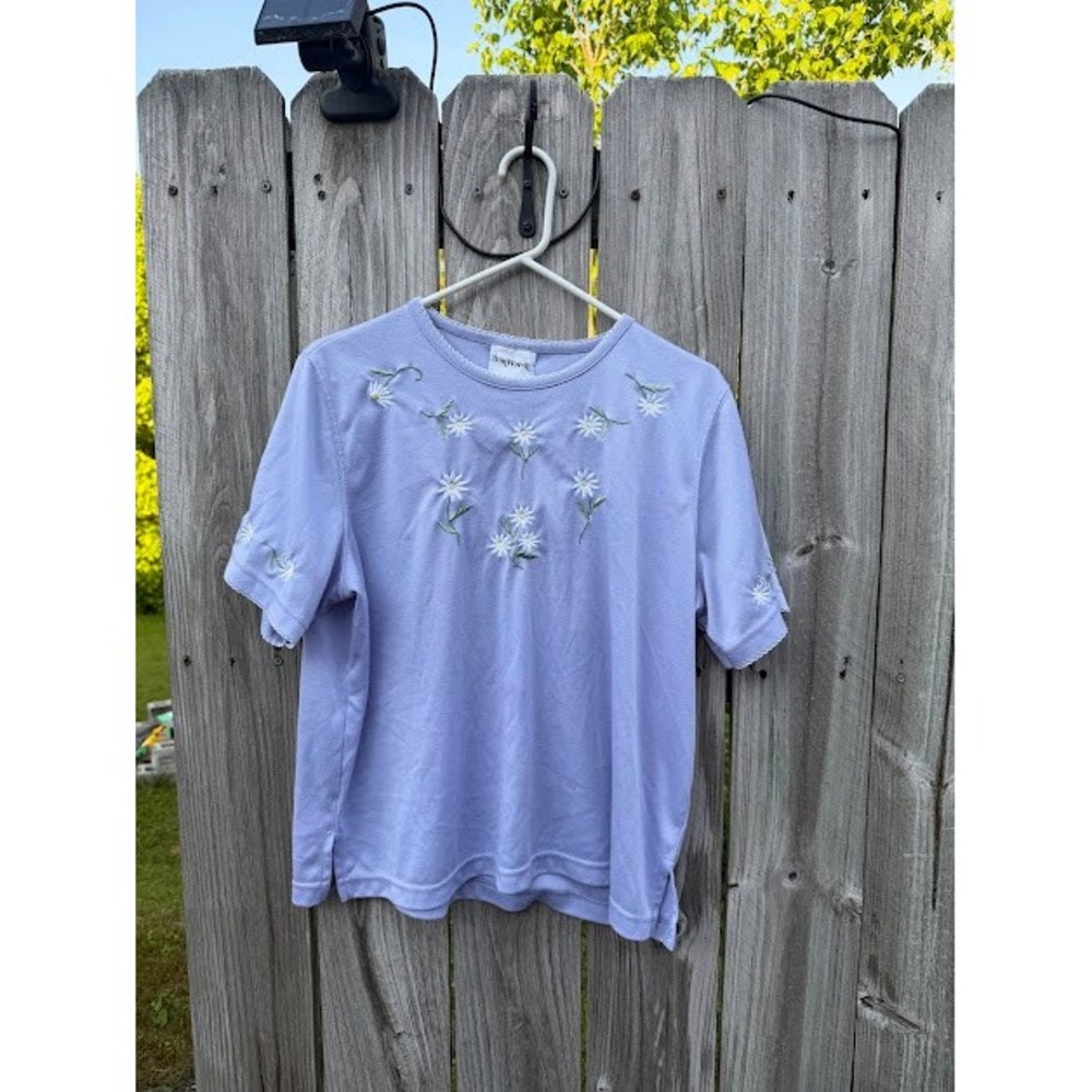 BonWorth Lavender Embroidered Floral Short Sleeve Top Petite Medium Daisy Knit